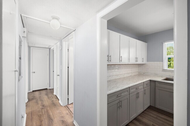 Building Photo - 354 Chicago Ave