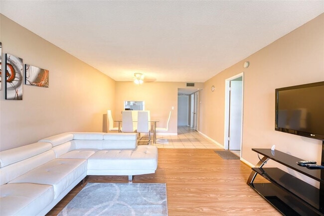 Building Photo - 4700 Washington St