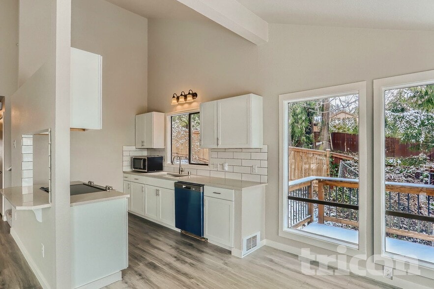 Building Photo - 10727 Lake View Dr