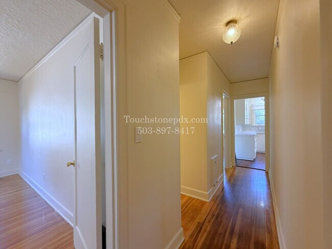 Building Photo - MOVE IN SPECIAL! ONE MONTH FREE! Timeless SE Portland 3 Bed Home w/Backyard, Hardwood Floors, & B...