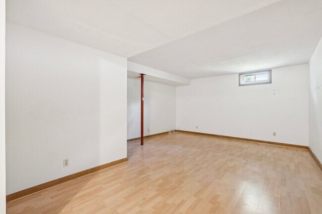 Building Photo - Home in Highly Desirable Forest Ridge!