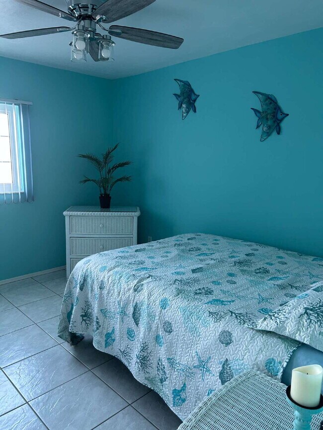 Building Photo - Room For Rent - lake front condo