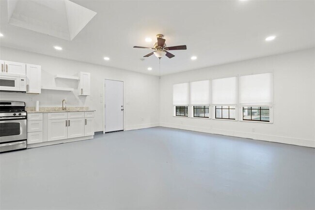 Building Photo - 4202 N Hills Dr