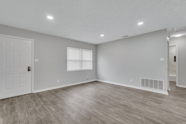 Building Photo - High End Finishes in a Quiet Residential N...