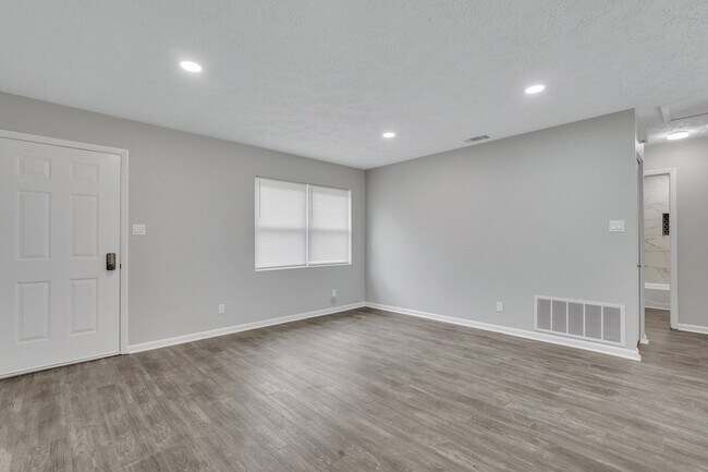 Building Photo - High End Finishes in a Quiet Residential Neighborhood