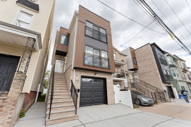Building Photo - 914 Bergen St