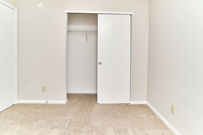 Building Photo - 3 BD + Loft in HSE Schools!