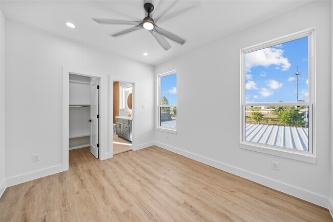 Building Photo - 4323 Rogers St