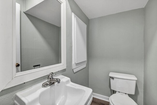 Building Photo - 2808 Skyway Cir