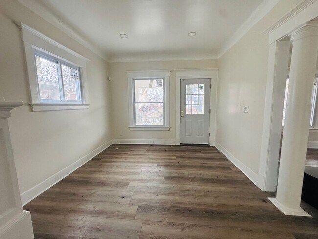 Building Photo - Charming 4-Bedroom Property in Prime Location