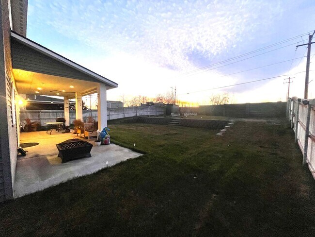 Building Photo - Charming Very Spacious 2-Story Home for Rent in Pasco, WA – Ideal Location Off Road 68!