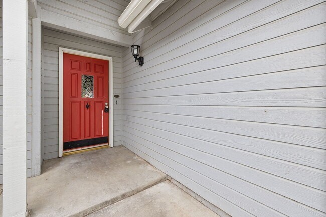 Building Photo - Pet Friendly, Updated NW Visalia Home Avai...