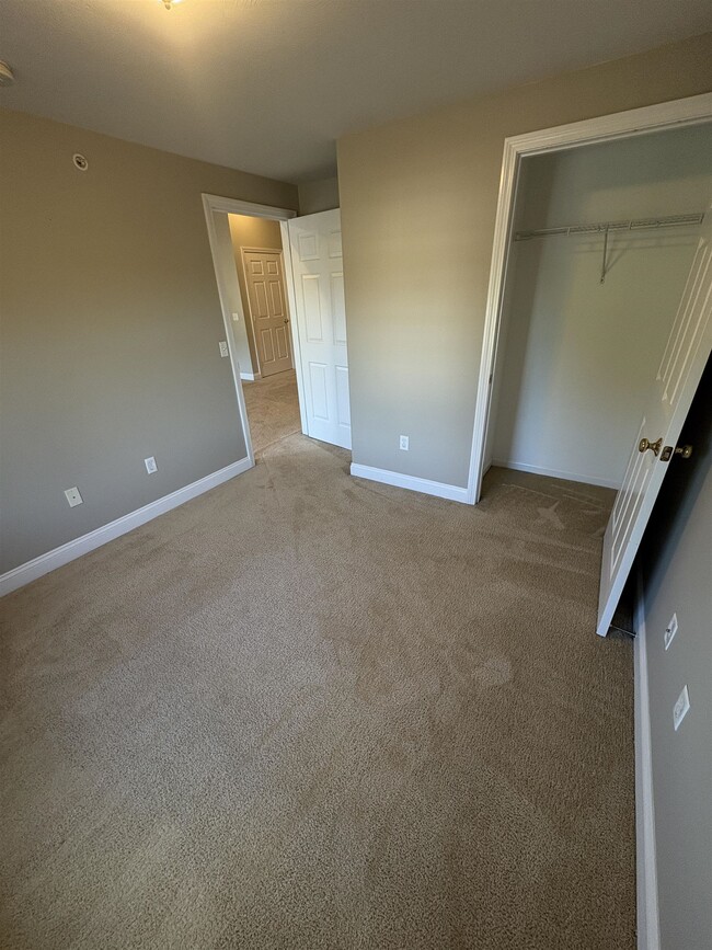 Building Photo - 2 Crestview Cir