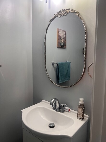 Building Photo - 102 Pineland Ln