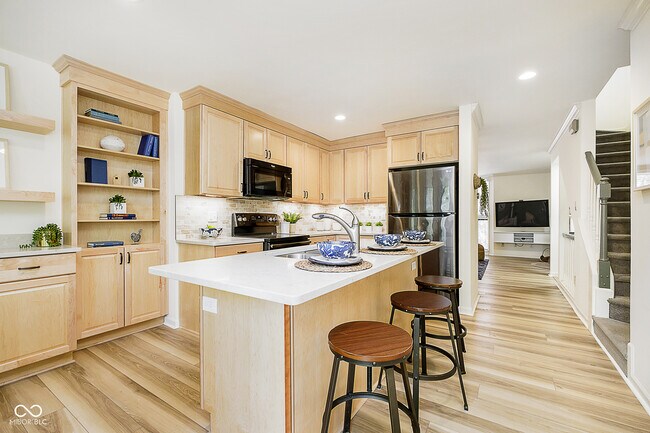 Building Photo - 592 E Vermont St