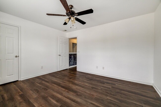 Building Photo - Spacious & Convenient