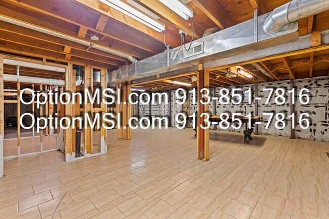 Building Photo - Spacious and move in ready!