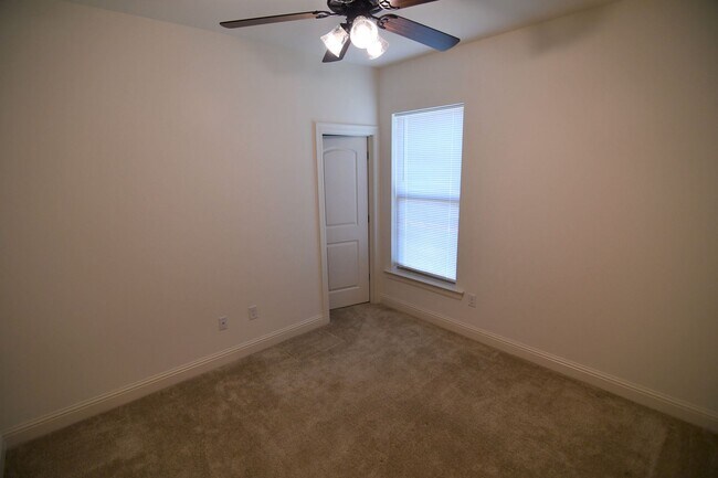 Building Photo - Trendy, 3 bedroom, 2 bath home in coveted Kenilworth Crossing Community near LSU