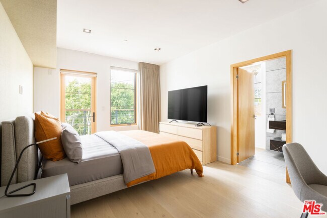 Building Photo - 547 N Sweetzer Ave