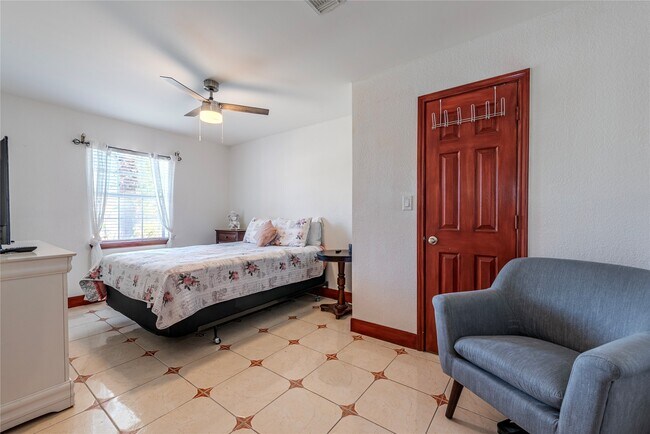 Building Photo - 2417 Gerol Dr