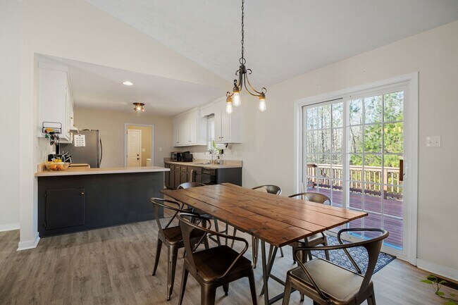 Building Photo - Bright and Spacious 3 Bedroom Home in Chesterfield ***Available Early March***