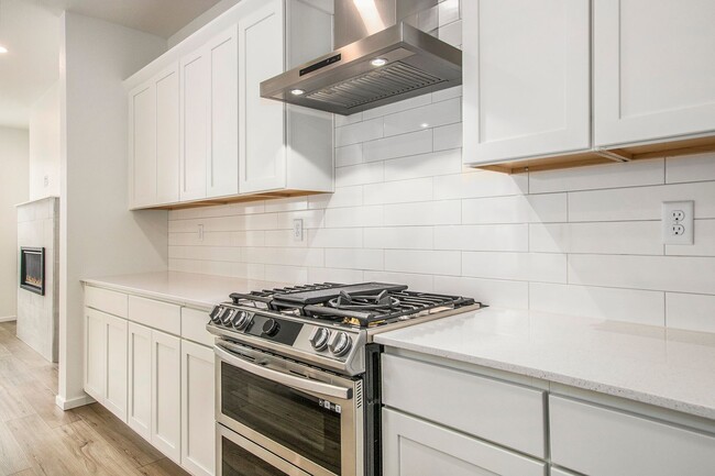 Building Photo - Exquisite 3 Bed 2.5 Bath Single Family Home