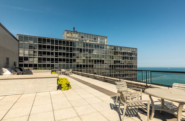 Building Photo - 253 E Delaware Pl