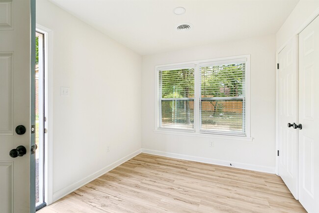 Building Photo - 745 Brakebill Ave