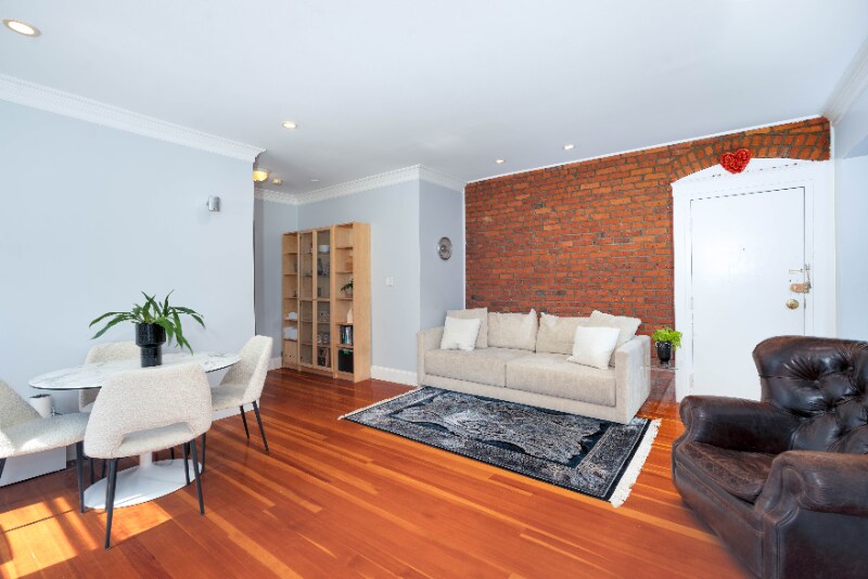 Building Photo - 1064 Beacon St