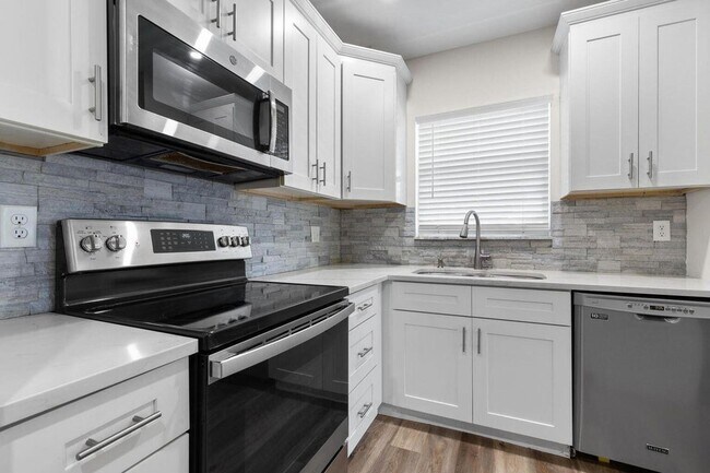 Building Photo - 8406 W Sample Rd