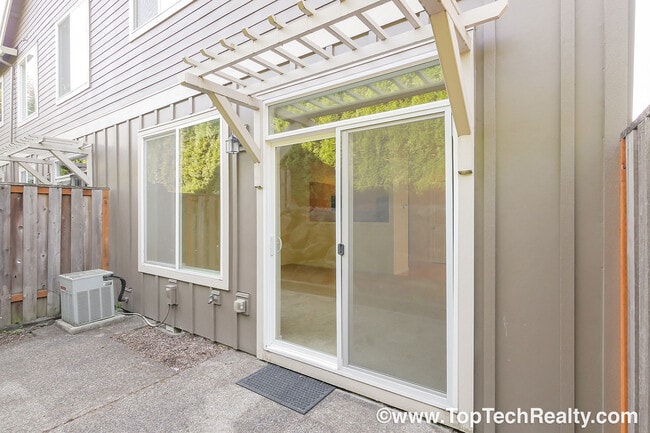 Building Photo - Fabulous 3 BD* 2.5 BA In Popular Arbor Reserve Townhome Community! **Minutes From Tanasbourne Sho...