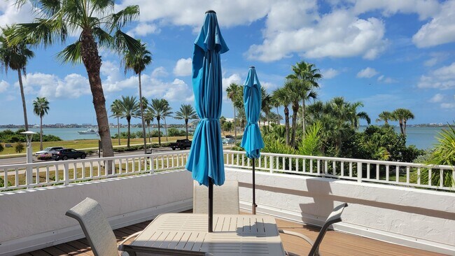 Building Photo - Beautifully renovated 2/2 condo downtown Sarasota with view of Bay!