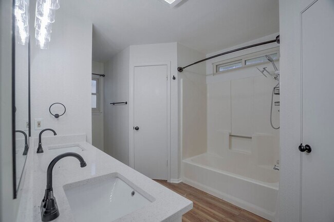 Building Photo - 606 Splitrock