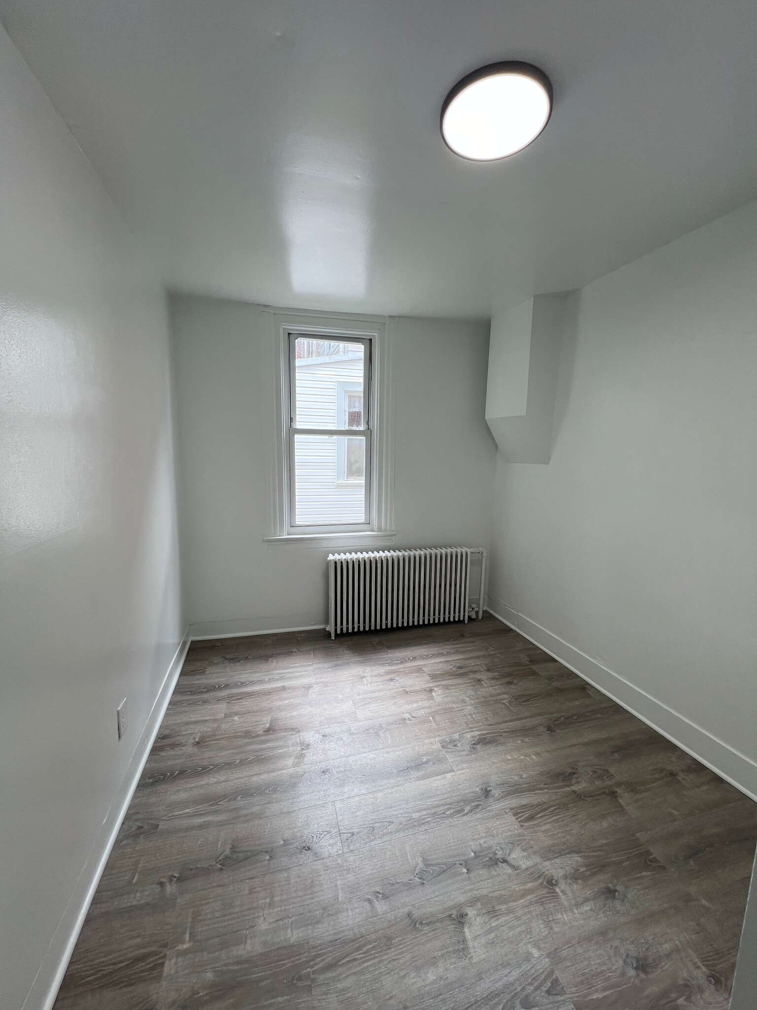 Building Photo - 305 E 20th St