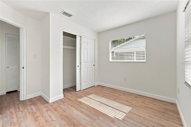 Building Photo - 2855 Dueby St