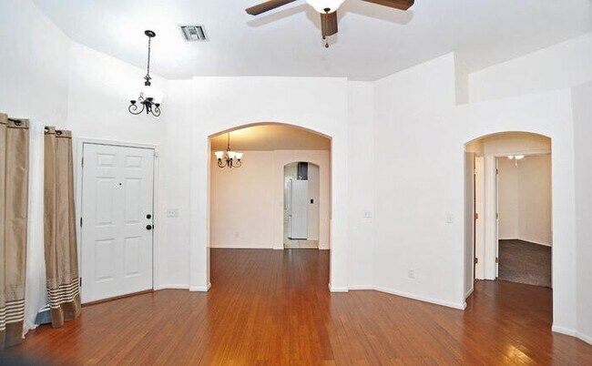 Building Photo - 3 Bedroom 2 Bathroom House