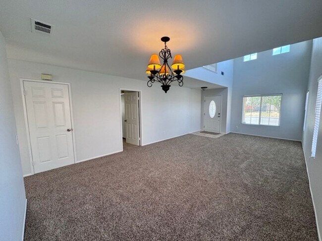 Building Photo - Spacious 4 Bedroom Home with a loft AND bo...