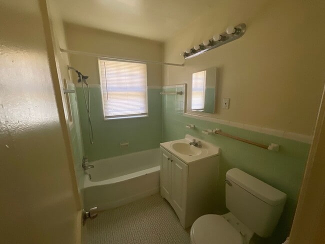 Building Photo - 1bed 1 bath Duplex