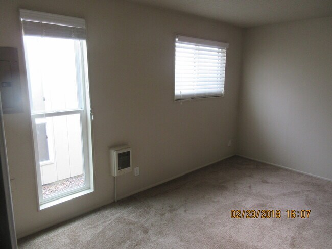 Building Photo - (690) Circle Court - 1 Bedroom / 1 Bathroom