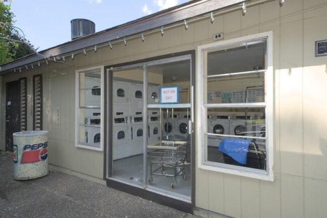Building Photo - 1060 Oak Grove Rd