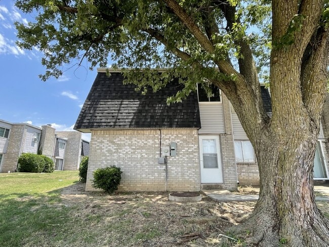 Building Photo - 3-Bed, 2.5 Bath Condo
