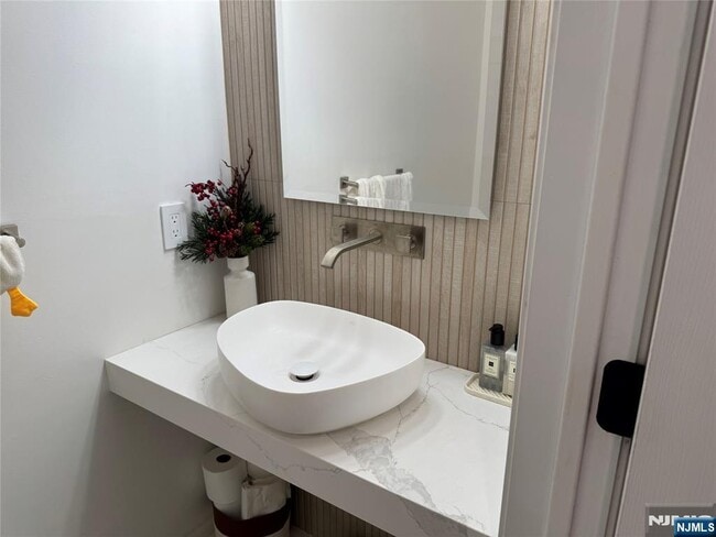 Building Photo - 61 Thistle Dr