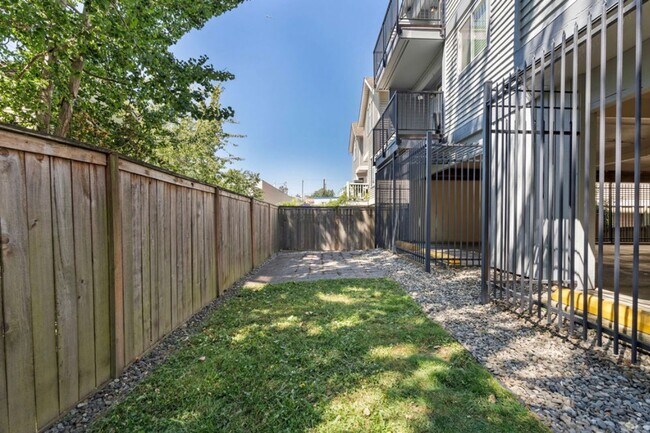 Building Photo - Top Floor 2-Bed Condo with Garage Parking