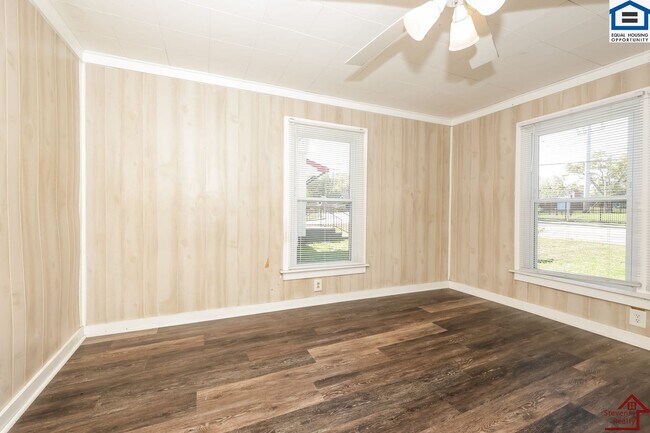 Building Photo - 1002 33rd Ave N