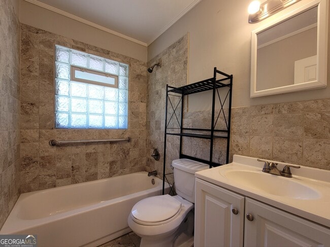 Building Photo - 268 Elks St