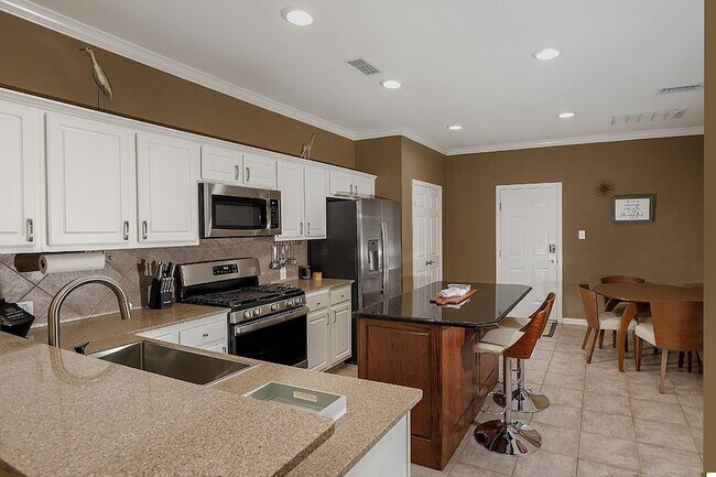 Building Photo - 110 N Valley Oaks Cir