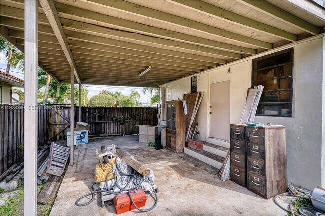 Building Photo - 6550 SW 27th St