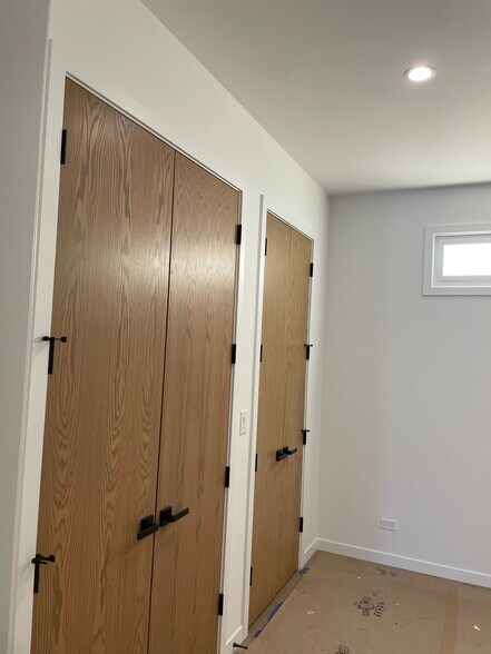 Building Photo - 934 W Diversey Pky