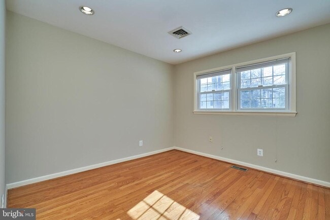 Building Photo - 500 Springvale Rd