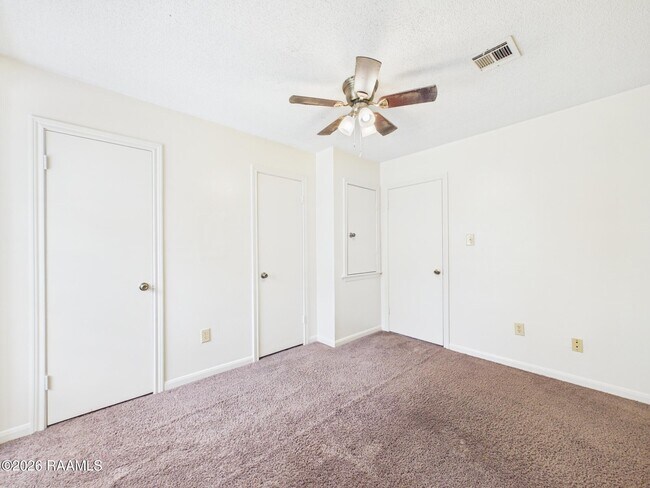 Building Photo - 104 Country Ln